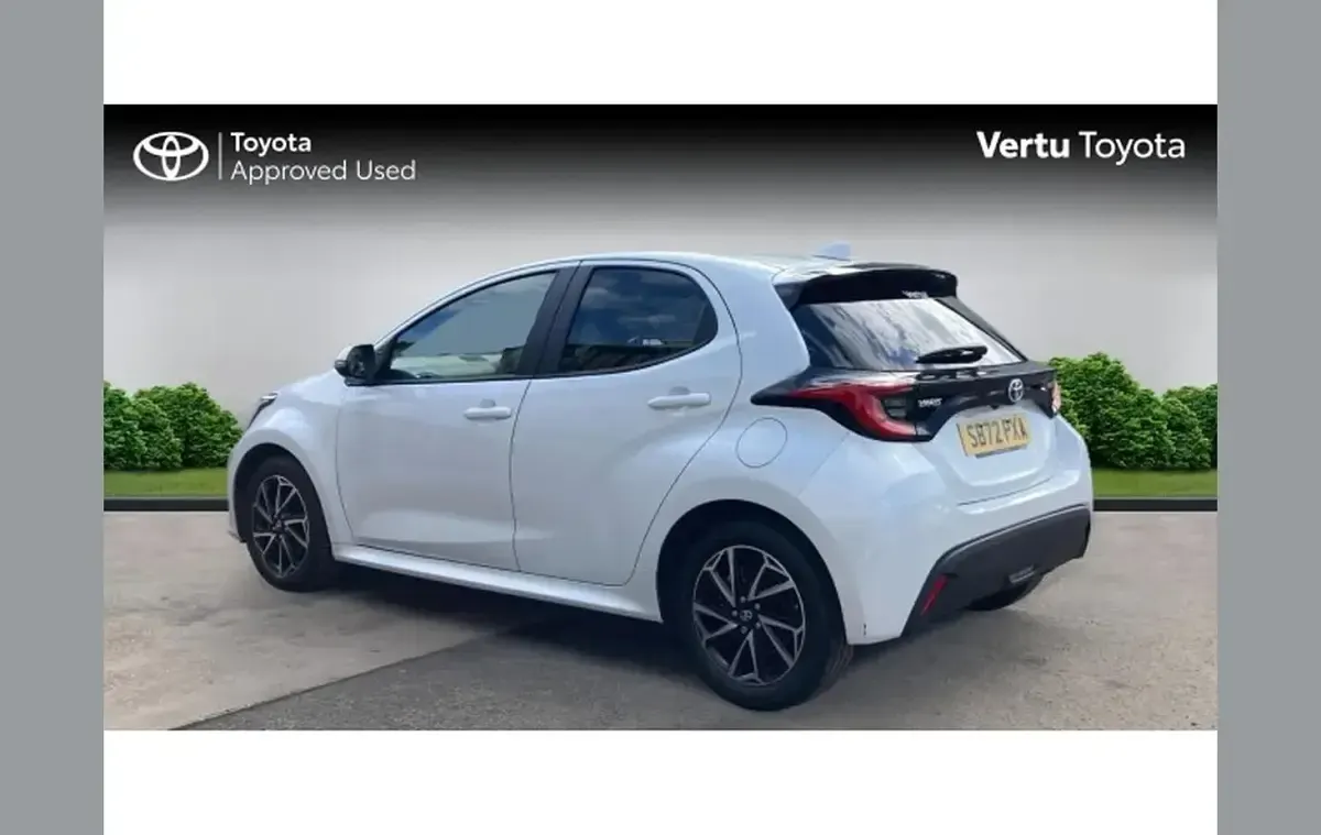 Used Toyota Yaris Design 116 HP (85 kW) 2023 White Hatchback
