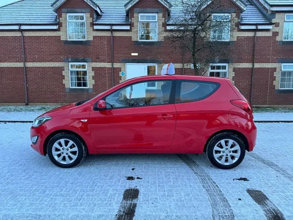 Used Hyundai i20 Active 85 HP (62 kW) 2013 Red Hatchback
