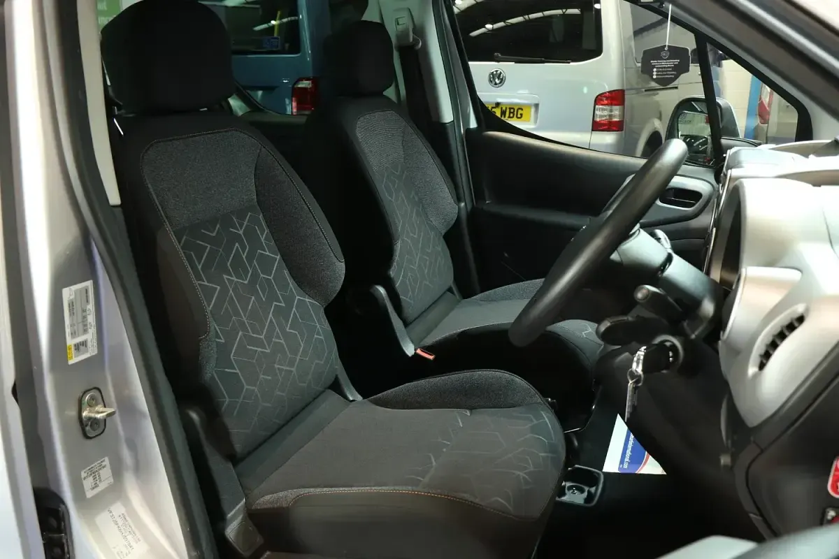 Used Peugeot Partner Tepee Active 98 HP (72 kW) 2018 Silver MPV