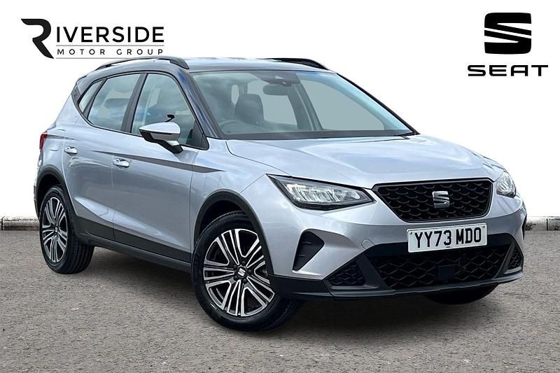 Used Seat Arona SE Technology 95 HP (69 kW) 2023 Urban silver / midnight black roof SUV