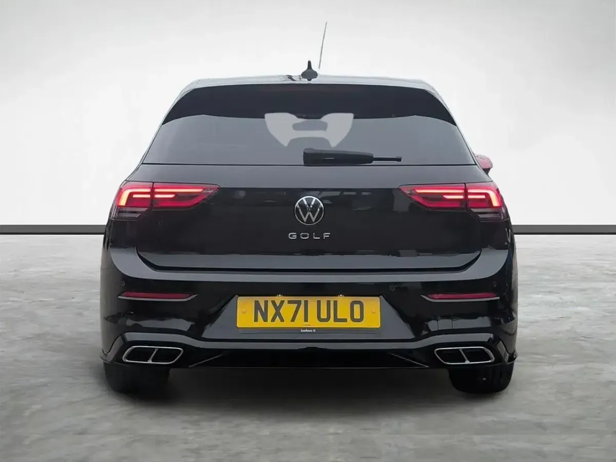 Second-hand VW Golf VIII R-line 148 CP (108 kW) 2021 Negru Hatchback