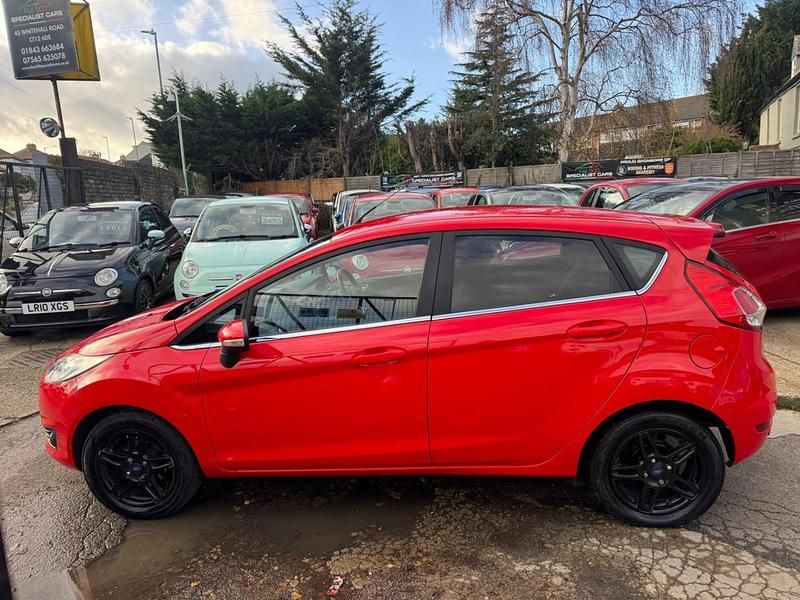 Used Ford Fiesta Zetec 105 HP (77 kW) 2014 Red Hatchback