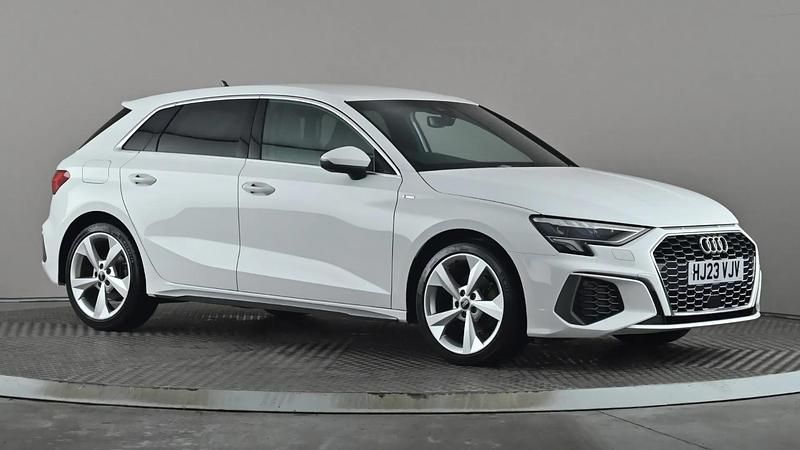 Begagnad Audi A3 S-Line 150 HK (110 kW) 2023 Vit Sedan
