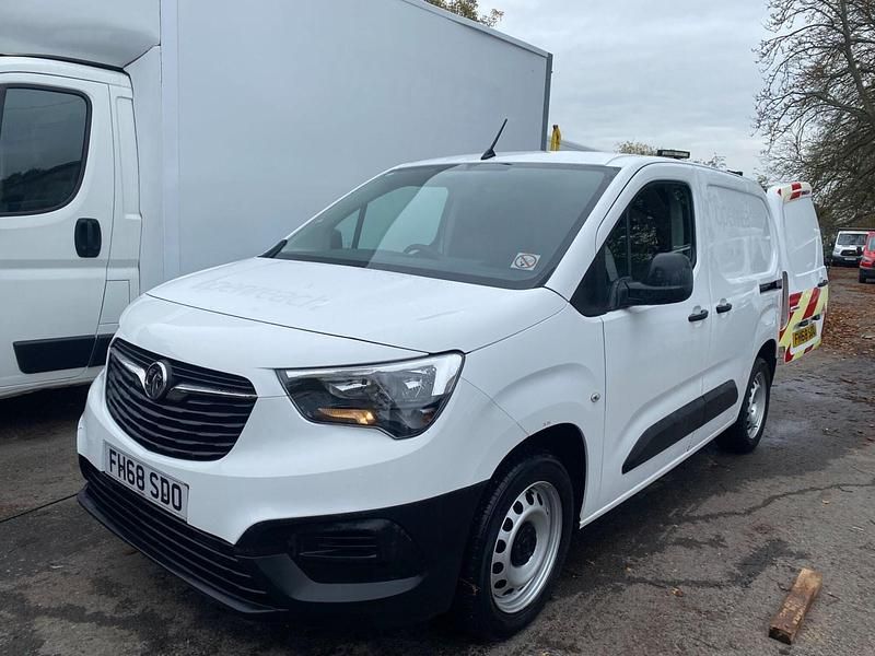 White Used 2019 Vauxhall Combo Edition MPV | £6,750 (Good price) - Image 1/4