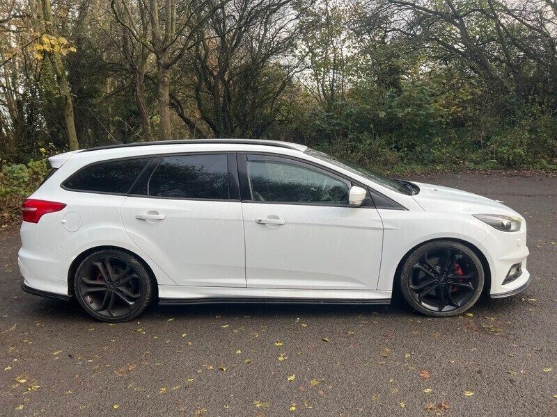 White Used 2015 Ford Focus ST Estate | £9,999 (Expensive) - Image 1/2