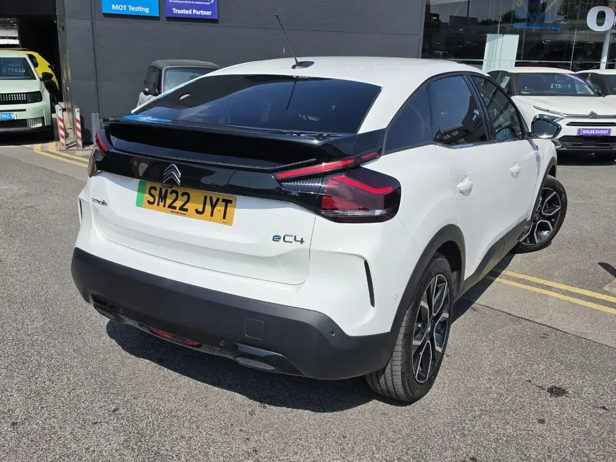 Used Citroën e-C4 Shine 98 kW (134 HP) 2022 White Hatchback