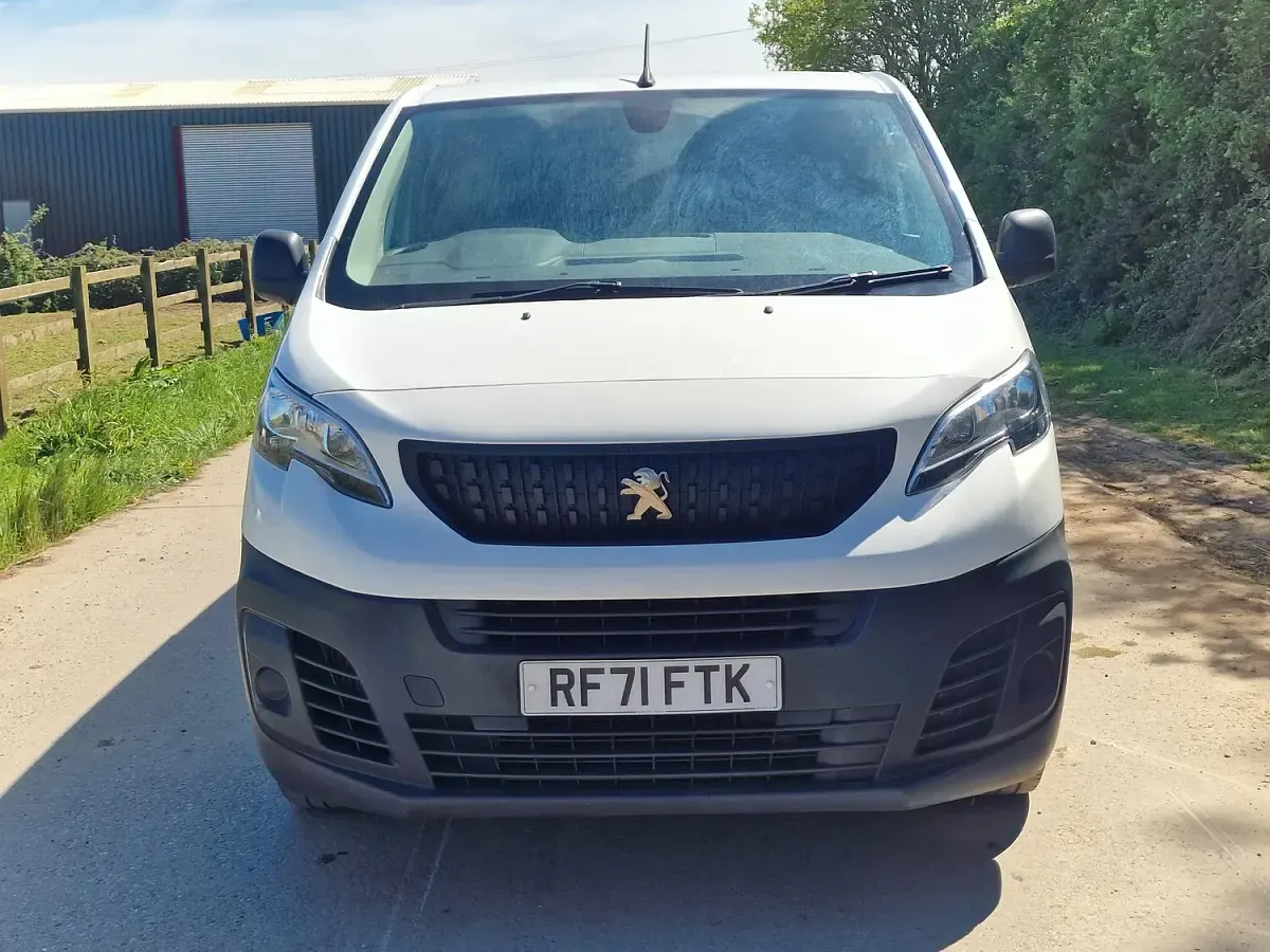 Używany Peugeot Expert Premium 142 KM (104 kW) 2022 Biały Van