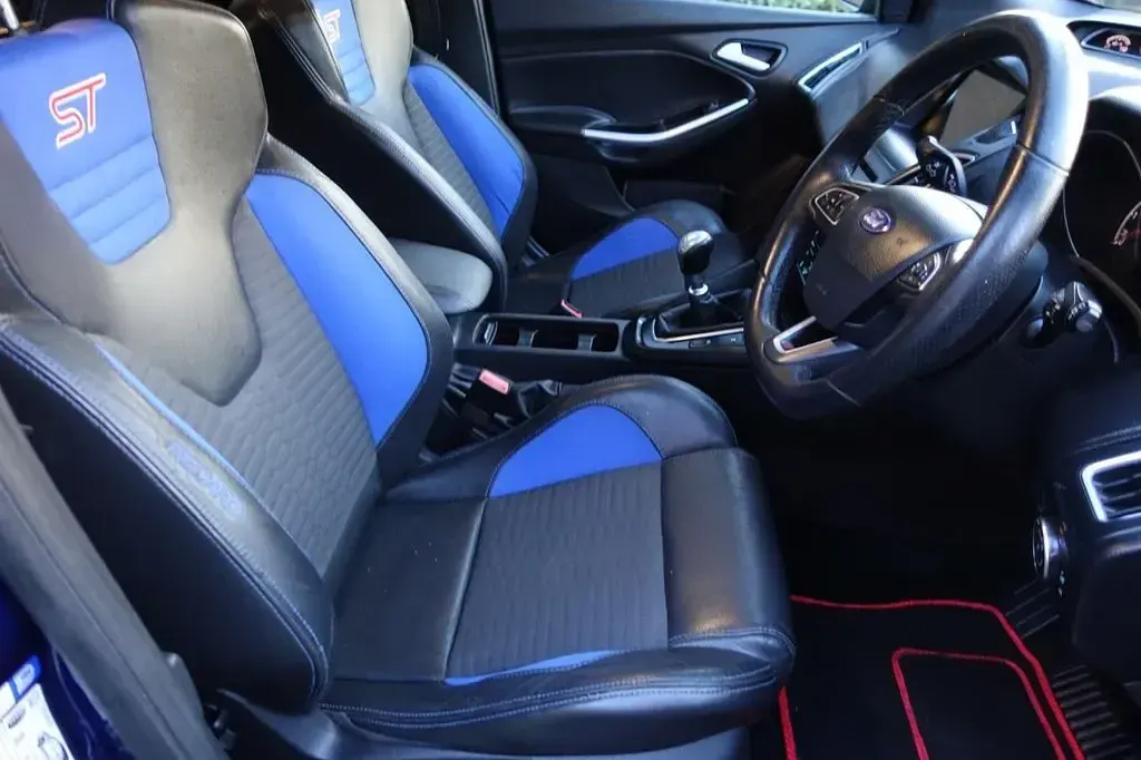 Used Ford Focus ST 185 HP (136 kW) 2016 Blue Hatchback