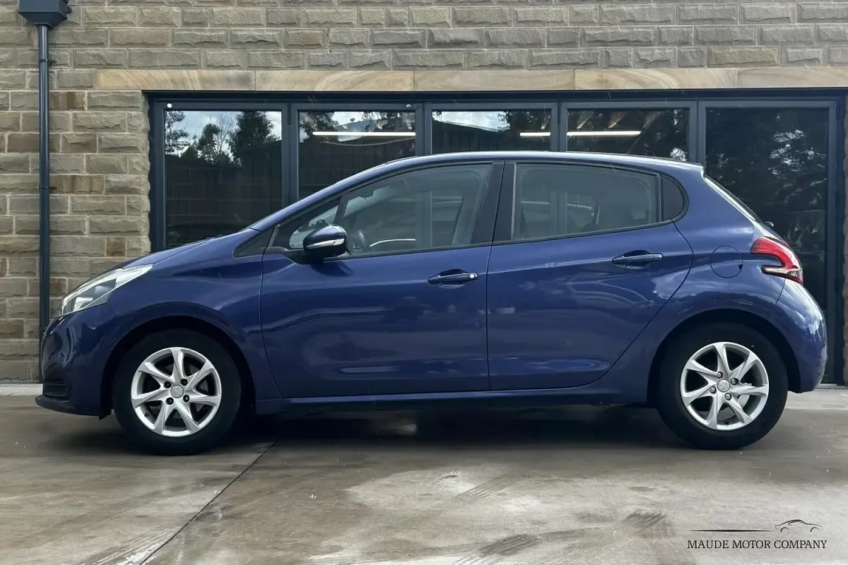 Used Peugeot 208 Active 75 HP (55 kW) 2016 Blue Hatchback