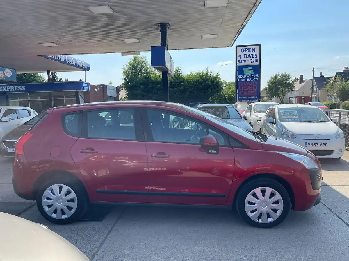 Used Peugeot 3008 Active 112 HP (82 kW) 2011 Red Estate