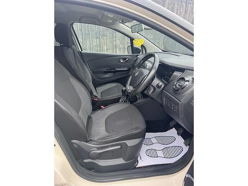 Used Renault Captur Dynamique 90 HP (66 kW) 2016 Cream/black SUV