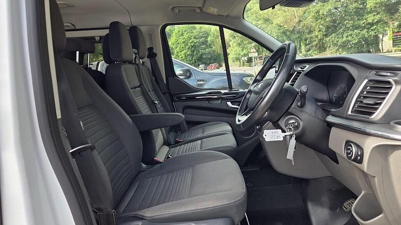 Usado Ford Tourneo Titanium 130 HP (95 kW) 2022 Branco Monovolume