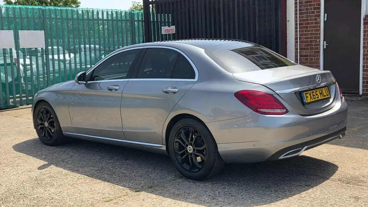 Usado Mercedes C220 Premium 2016 Plateado Berlina