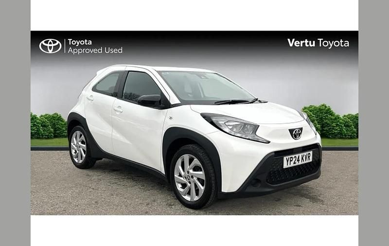 Used Toyota Aygo X PURE 72 HP (52 kW) 2024 White SUV