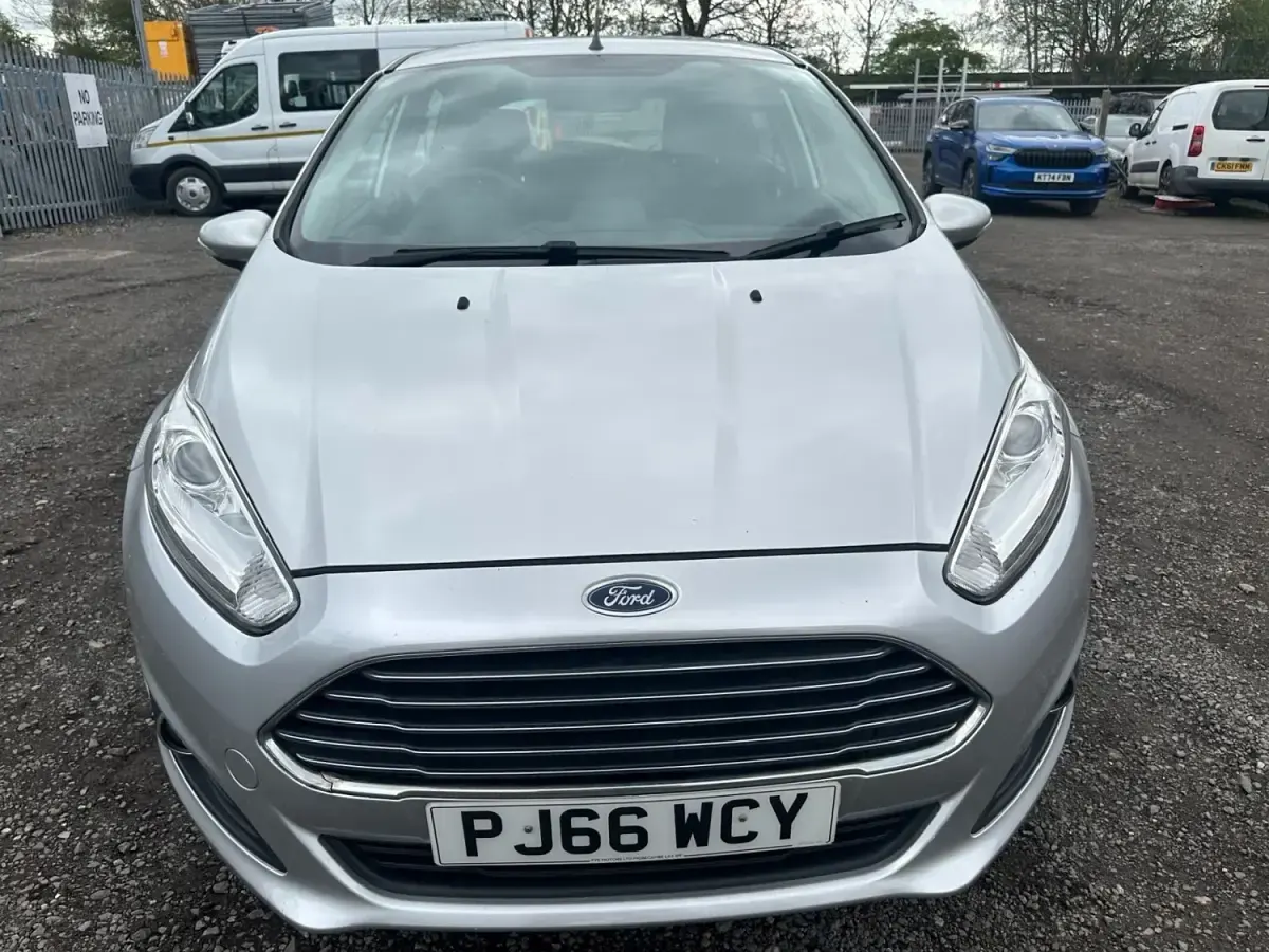 Usado Ford Fiesta Zetec 82 HP (60 kW) 2016 Prateado Citadino