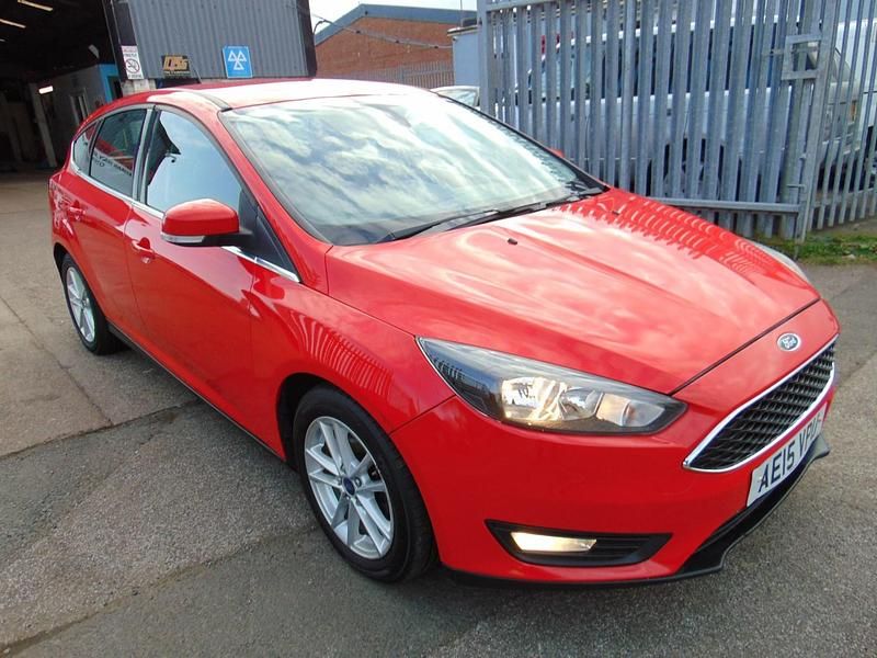 Used Ford Focus Zetec 120 HP (88 kW) 2015 Red Hatchback