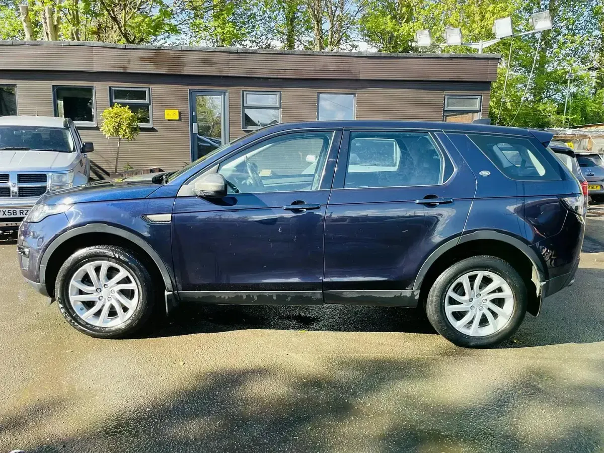 Used Land Rover Discovery 5 SE 2017 Blue SUV
