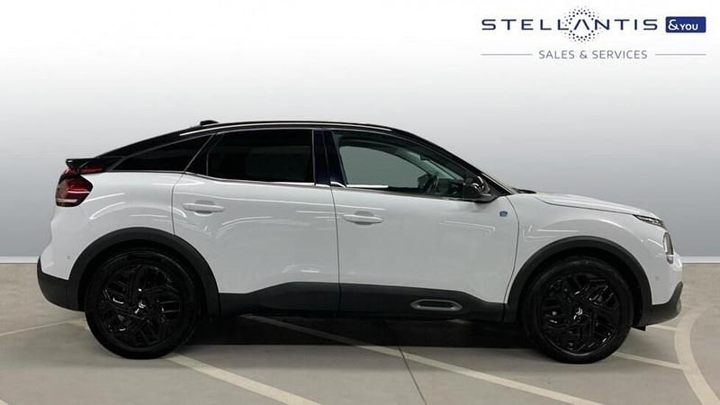 Begagnad Citroën e-C4 98 kW (134 HK) 2024 Vit Halvkombi