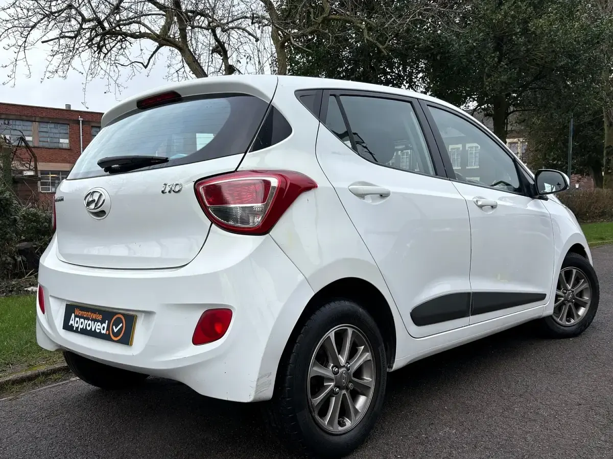 Used Hyundai i10 Premium 87 HP (63 kW) 2015 White Hatchback