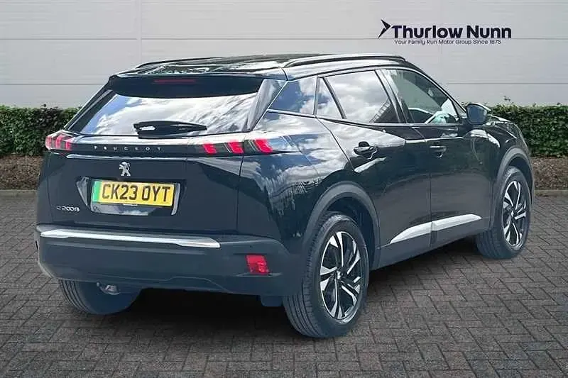 Usado Peugeot e-2008 Allure+ 100 kW (136 CV) 2023 Negro SUV