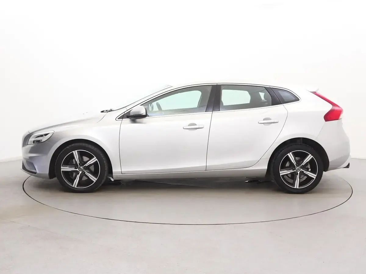 Used Volvo V40 R-Design 122 HP (89 kW) 2016 Silver Hatchback