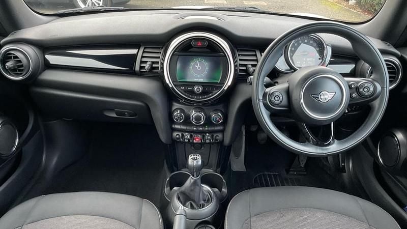 Used Mini Cooper Classic 134 HP (98 kW) 2019 White Hatchback