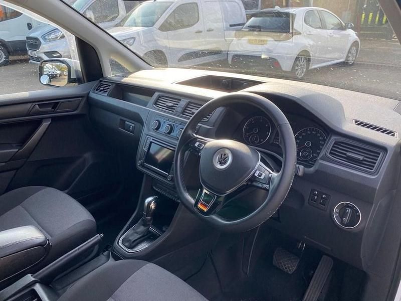 Usado VW Caddy Maxi Highline 100 CV (73 kW) 2020 Blanco Monovolumen