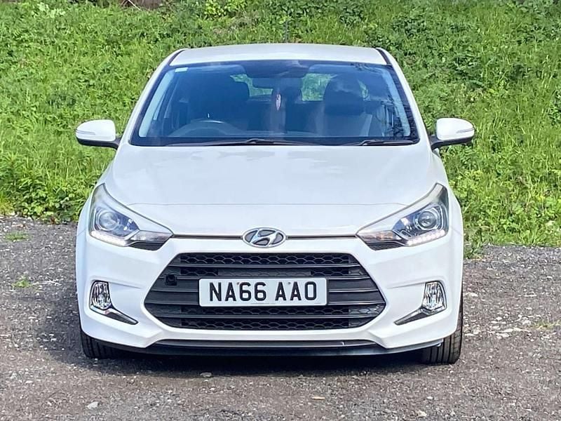 Used Hyundai i20 SE 84 HP (61 kW) 2016 White Coupe