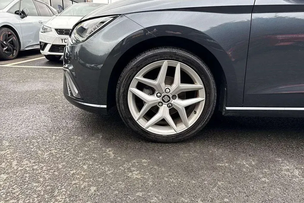 Begagnad Seat Ibiza FR 94 HK (69 kW) 2020 Grå Halvkombi