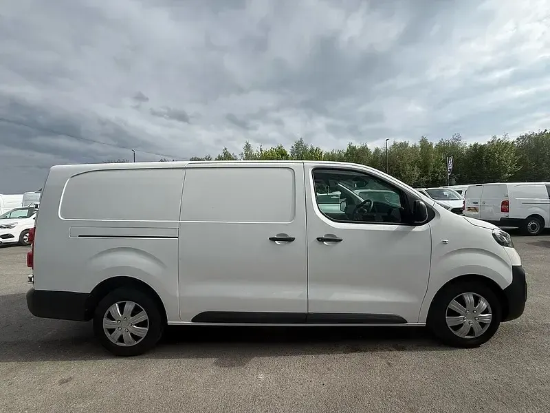 Used Vauxhall Vivaro 100 HP (73 kW) 2019 White MPV