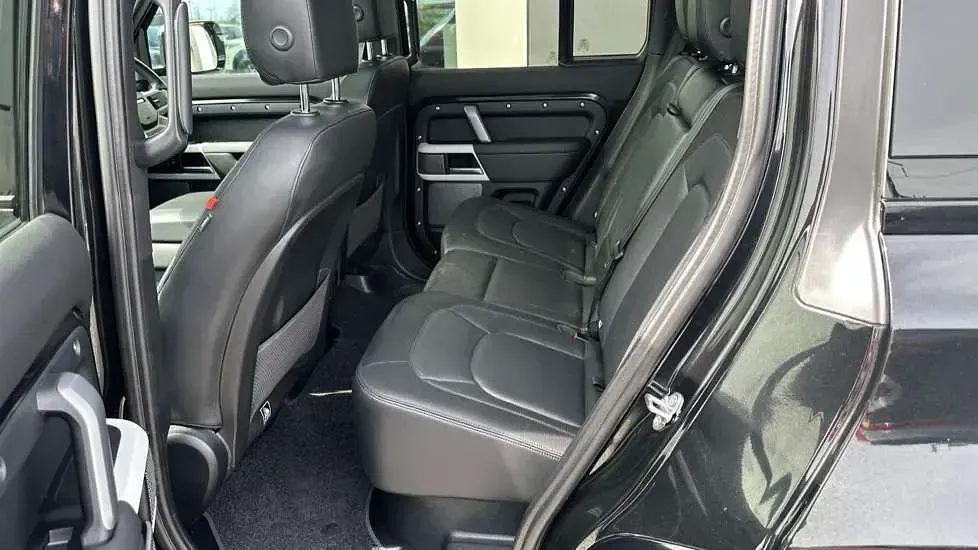 Usado Land Rover Defender SE Dynamic 404 HP (297 kW) 2024 Preto SUV