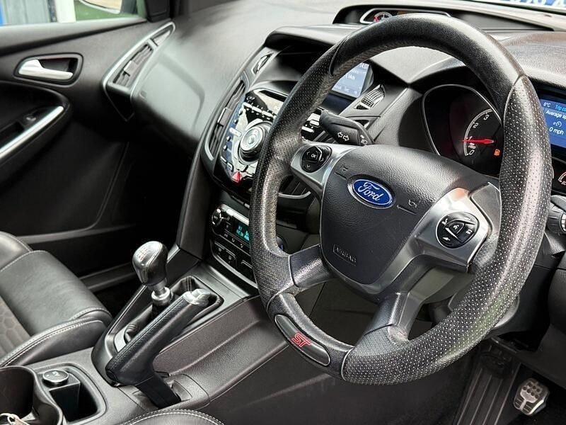 Used Ford Focus ST 250 HP (183 kW) 2014 White Hatchback