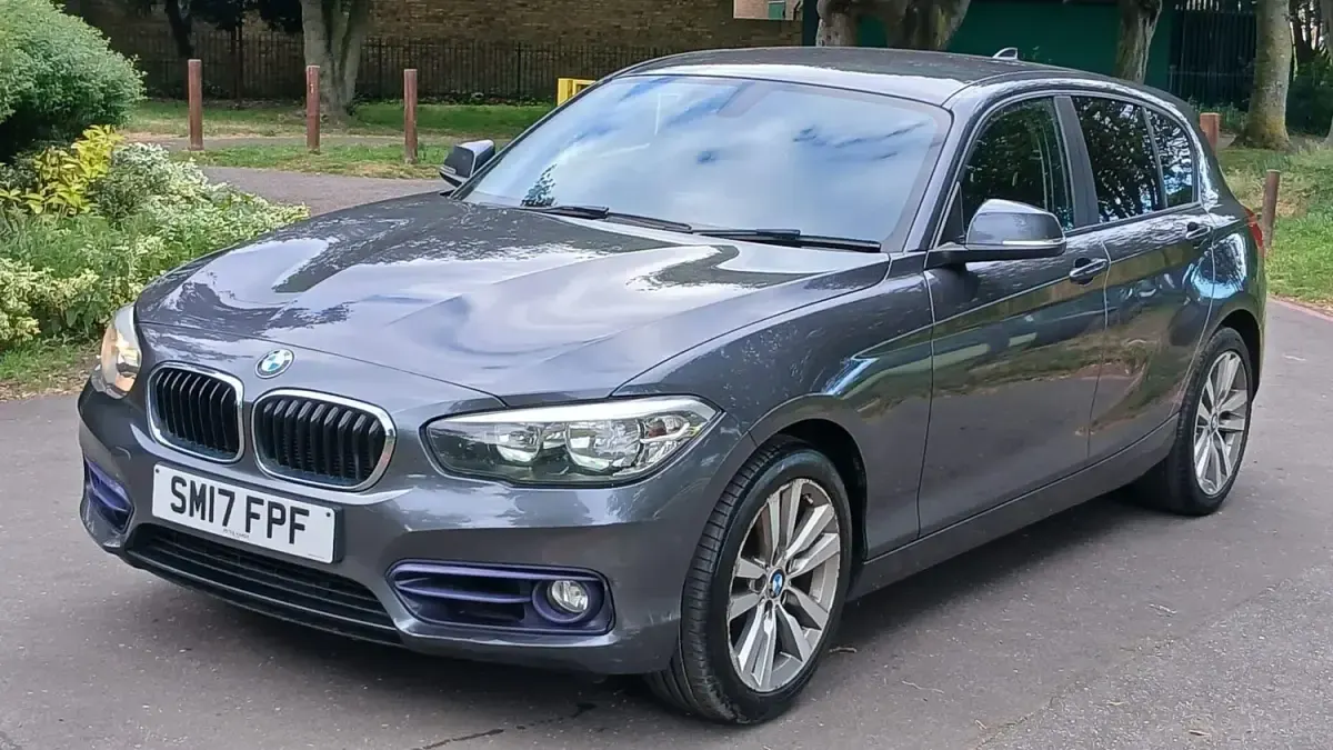 Usado BMW 118 Sport Line 150 CV (110 kW) 2017 Gris Utilitario