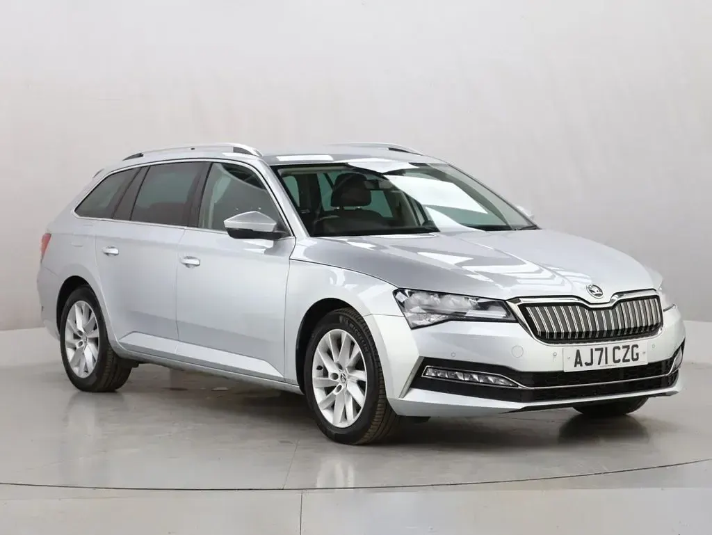 Usado Skoda Superb SE Technology 218 CV (160 kW) 2021 Plateado Familiar