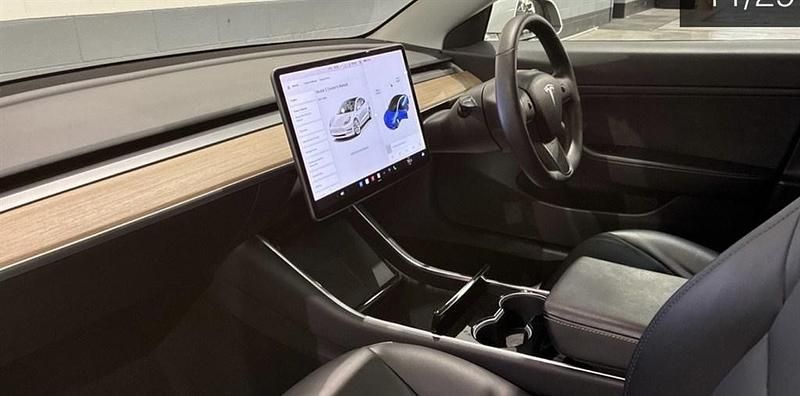 Used Tesla Model 3 Standard Range 239 kW (325 HP) 2020 White Sedan