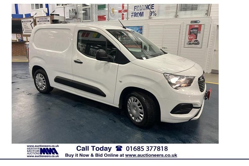 White Used 2019 Vauxhall Combo Sportive MPV | £6,760 (Fair price) - Image 1/4