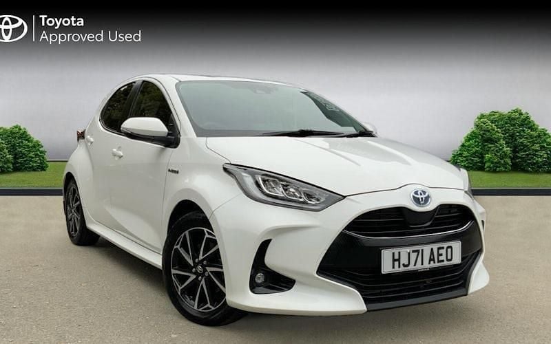 Used 2025 Toyota Yaris Hybrid Design Hatchback | £16,299 (Super price) - Image 1/2