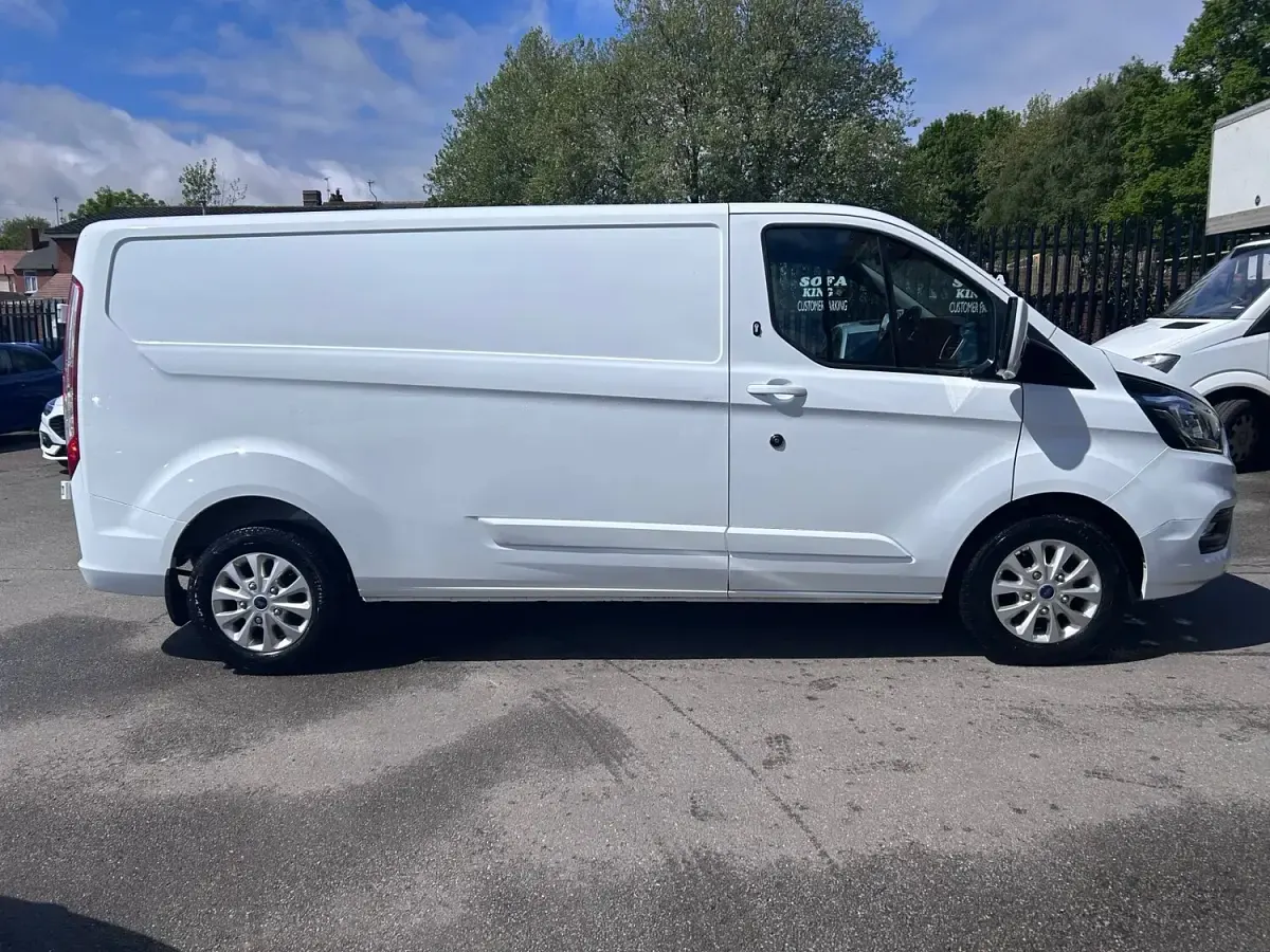 Used Ford Transit Custom Limited 130 HP (95 kW) 2022 White Van