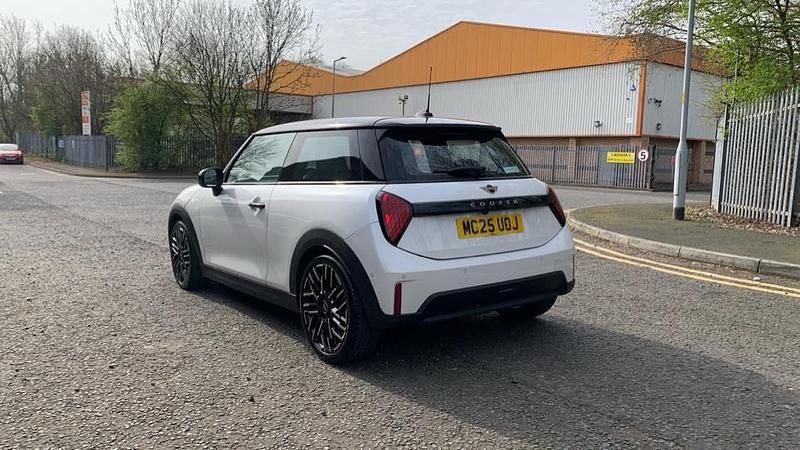Used Mini Cooper Hatch 113 kW (154 HP) 2025 White Hatchback