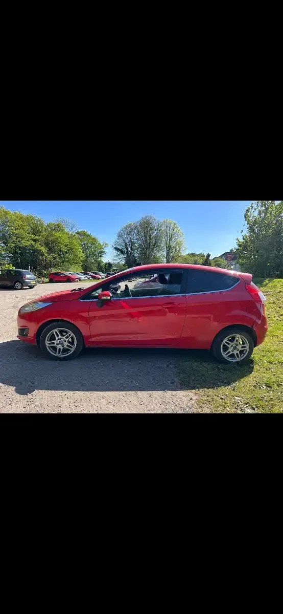 Begagnad Ford Fiesta Zetec 2013 Röd Halvkombi