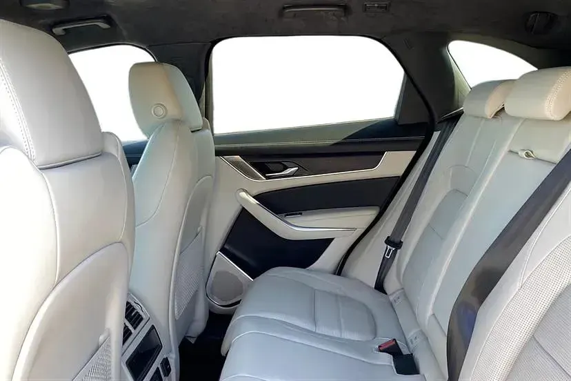 Begagnad Jaguar F-Pace R-Dynamic 404 HK (297 kW) 2024 Grå SUV