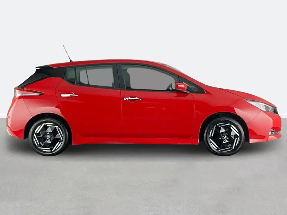 Begagnad Nissan Leaf Acenta 110 kW (150 HK) 2022 Röd Halvkombi