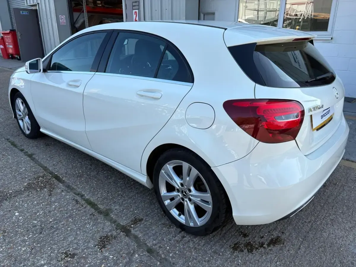 Begagnad Mercedes A180 2017 Vit Halvkombi