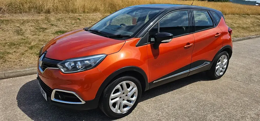 Used Renault Captur Dynamique 2015 Metallic orange with gloss black roof SUV