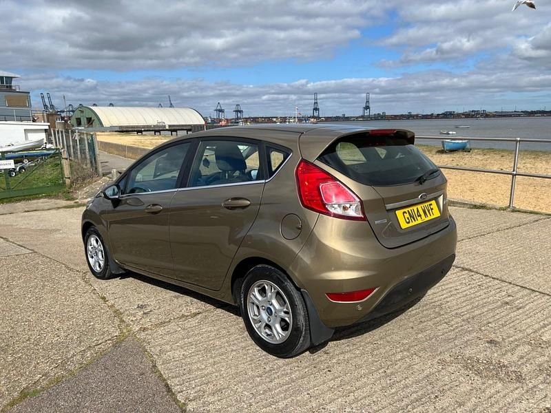 Usado Ford Fiesta Zetec 95 HP (69 kW) 2014 Castanho Citadino