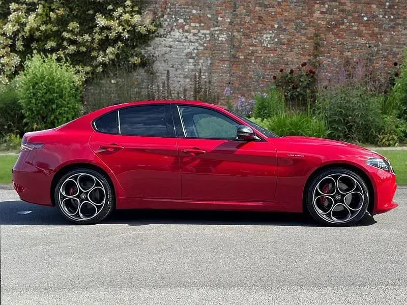 Ny Alfa Romeo Giulia Sprint 276 HK (202 kW) 2026 Röd Sedan