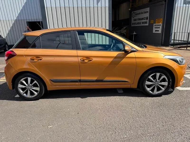 Used Hyundai i20 Premium 100 HP (73 kW) 2015 Orange Hatchback