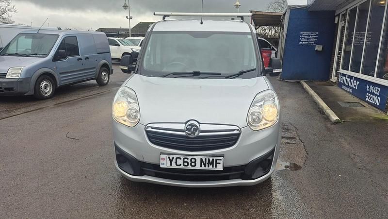 Używany Vauxhall Combo Sportive 2018 Srebrny Minivan