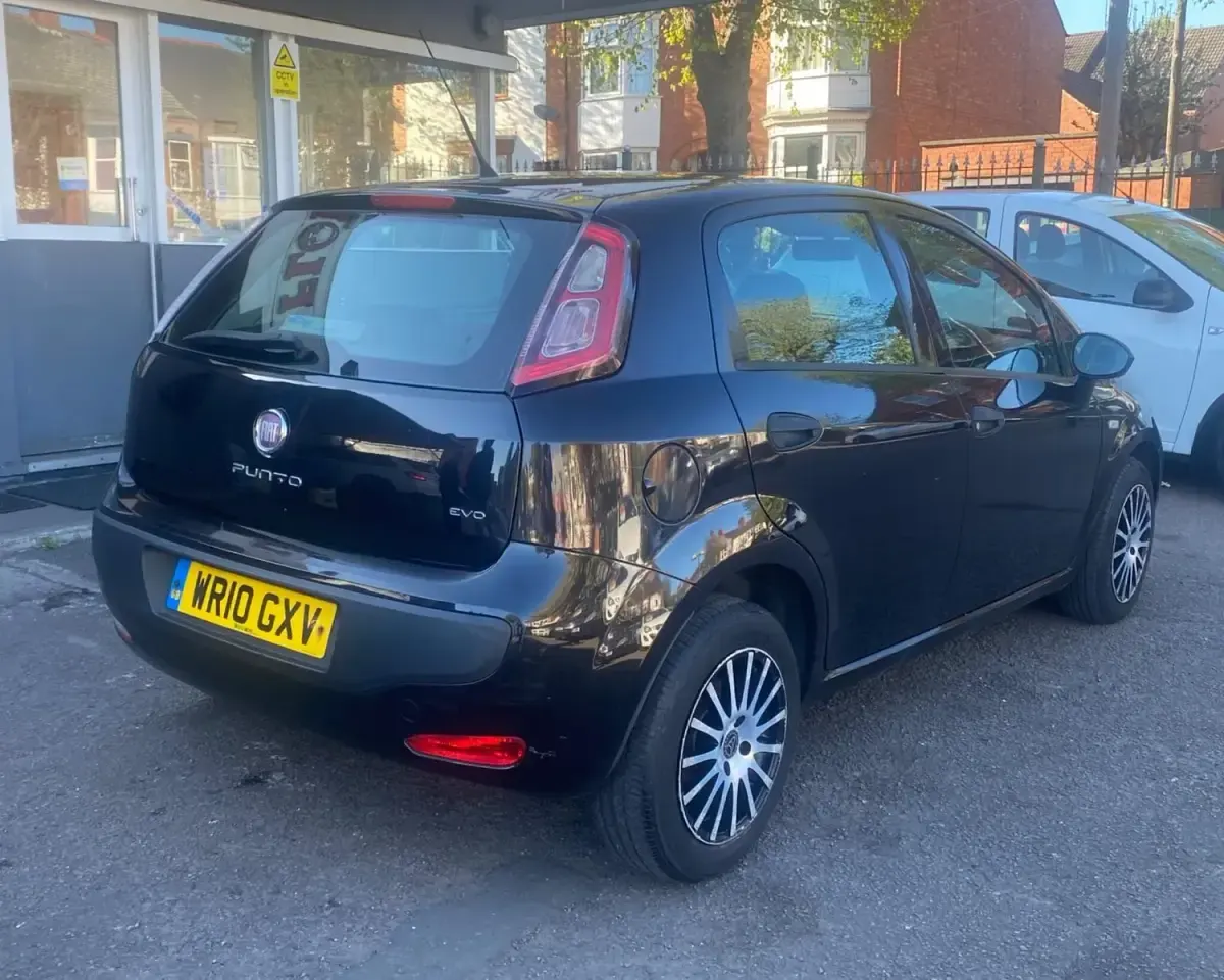 Usado Fiat Punto Evo Active 77 HP (56 kW) 2010 Preto Citadino