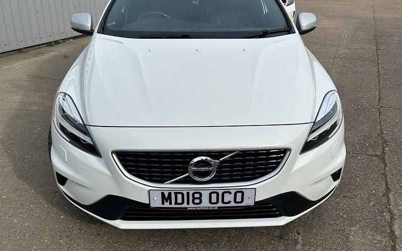 Begagnad Volvo V40 R-Design 152 HK (111 kW) 2018 Vit Halvkombi